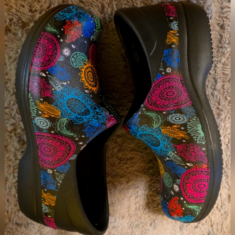 Crocs LIKE NEW Size 7